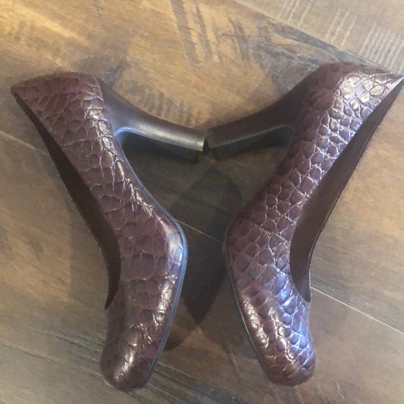 Gianni Bini Run-Way Shoes in Nutty Croc! - Picture 2 of 4